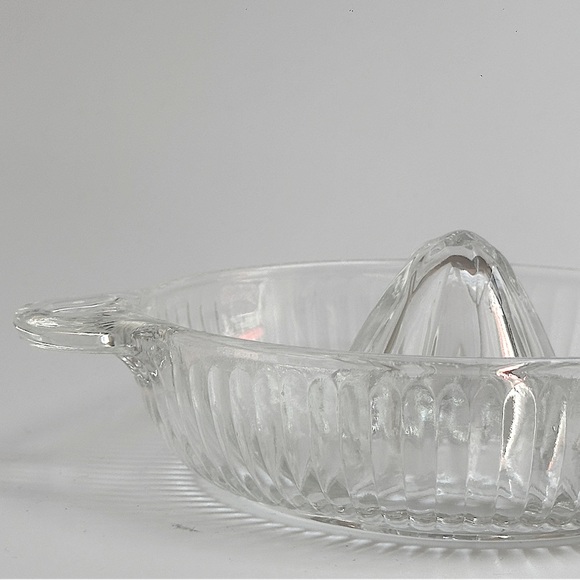 Vintage Heavy Clear Ribbed Glass Juicer With Tab Handle - Picture 7 of 7
